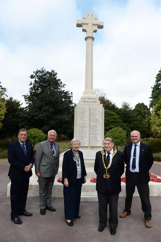 Cllr Elliot, Sir Mike Penning MP, Sue Rose, The Mayor of Dacorum and Cllr Anderson standing in front of the war memorial
